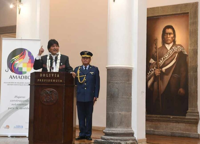 Discursos cargados de críticas contra "el imperio", revestidos de indigenismo, pero que destinan el ahorro interno boliviano a financiar precisamente a los países "imperiales"...