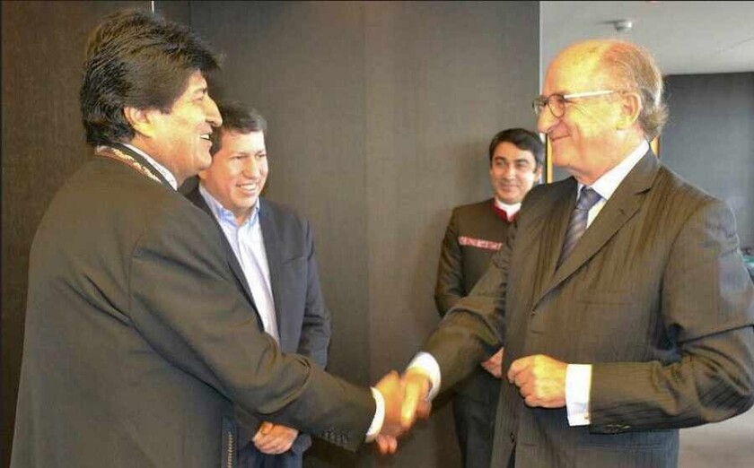 Evo Morales saluda a Antonio Brufau, representante de la transnacional Repsol, implicada en fraudes antes de la nacionalización. El ministro Sánchez atrás, el testigo