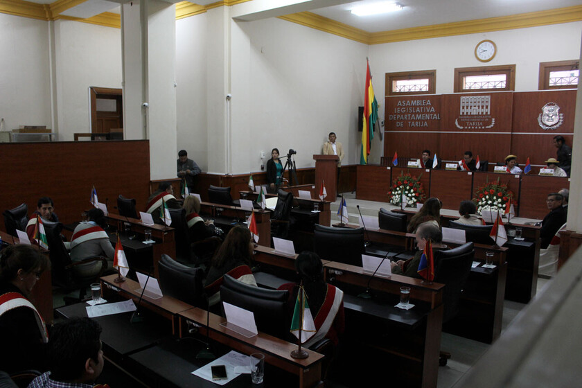 SESION DE LA ASAMBLEA DEPARTAMENTAL EN DE TARIJA
