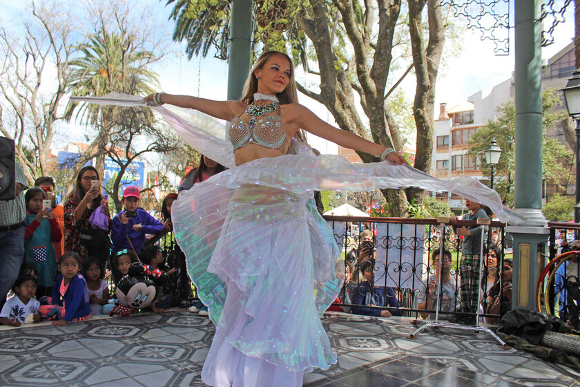 LA PRESENTACION DE UNA ARTISTA DEL CIRCO RUSO EN LA PLAZUELA SUCRE TARIJA