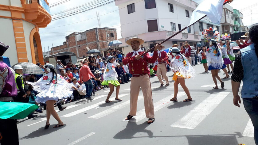 FLAVIO PALACIOS JUNTO A LAS BAILARINAS BALLET LIBERTAD TARIJA