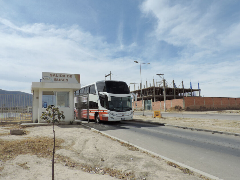 UN MODERNO BUS DE LA EMPRESA TRANS COPACAVBANA SALE DE LA NUEVA TERMINAL DE TARIJA