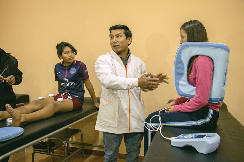 EL FISIOTERAPEUTA BORIS CALIZAYA MUESTRA LOS BENEFICIOS DE LOS EQUIPOS