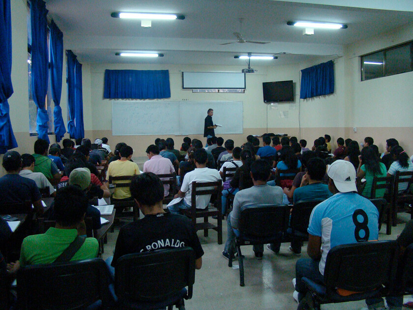 ESTUDIANTES UNIVERSITARIOS PASANDO CLASES EN LA UNIVERSIDAD JUAN MISAEL SARACHO DE TARIJA