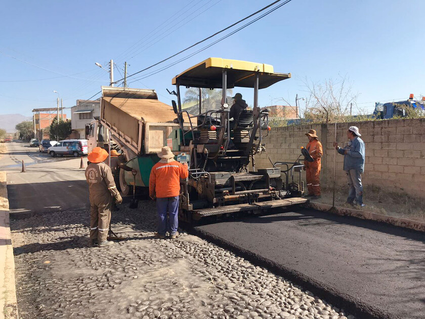 TRABAJOS DE ASFALTO EN EL BARRIO MORROS BLANCOS TARIJA