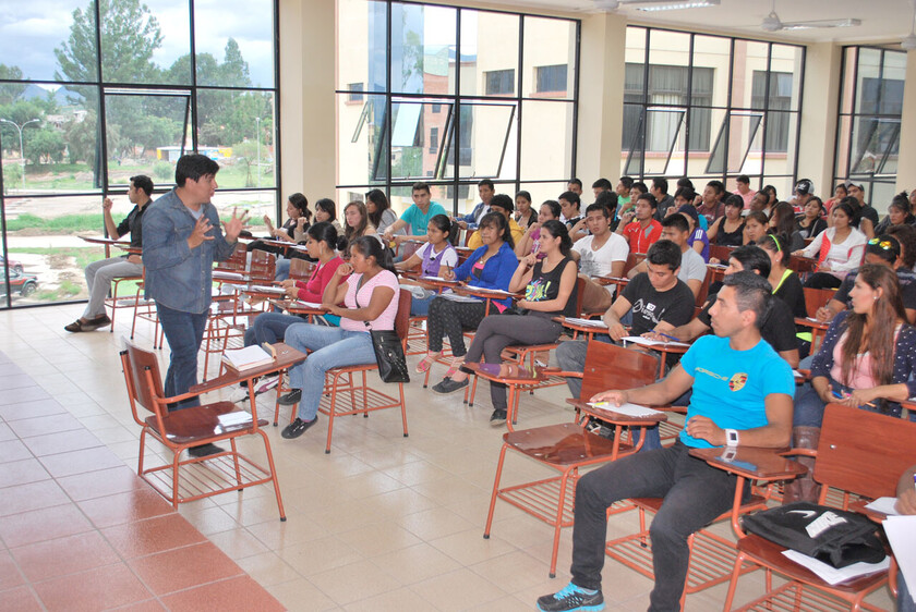 UNIVERSITARIOS PASANDO CLASES TARIJA