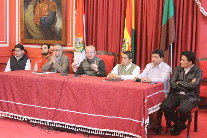 ADRIAN OLIVA Y SUS SECRETARIOS EN CONFERENCIA DE PRENSA TARIJA