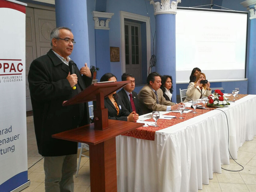 RUBEN ARDAYA DURANTE SU EXPOSICION TARIJA
