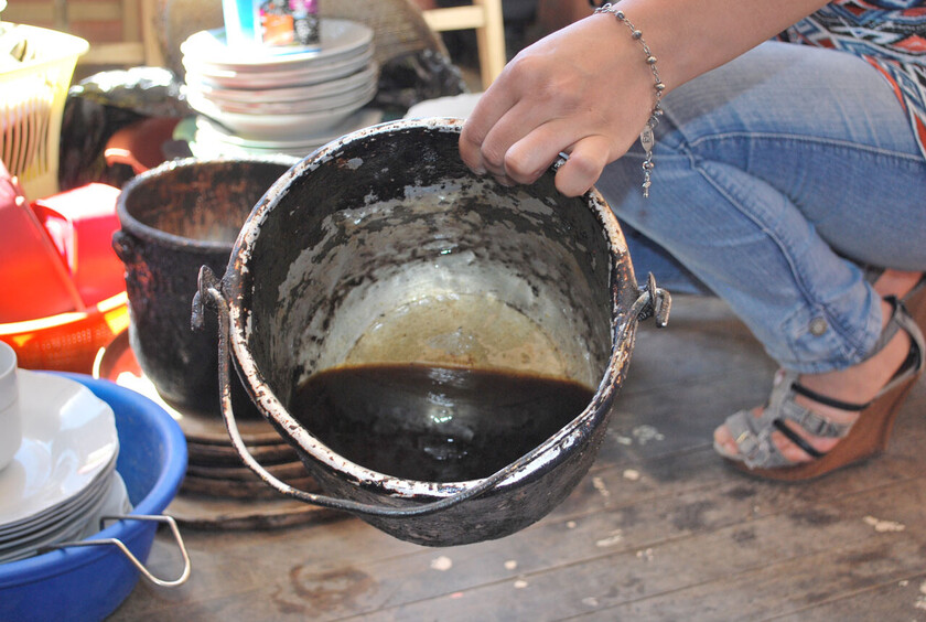 PERSONAL DE LA INTENDENCIA EN REVISION A UTENSILIOS DE COCINA TARIJA