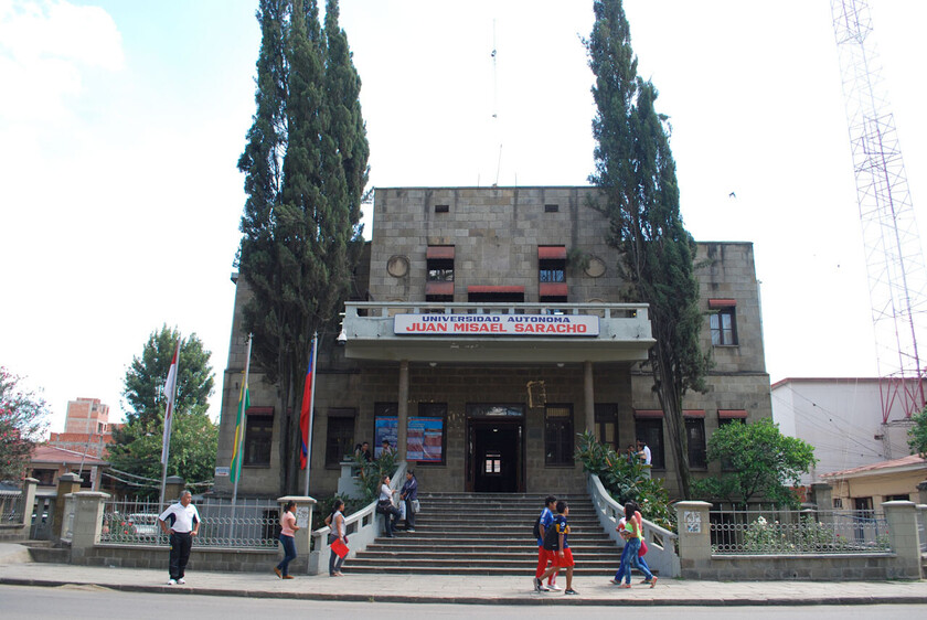 FRONTIS DEL RECTORADO TARIJA