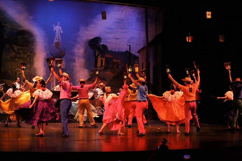 FESTIVAL NACIONAL DE DANZAS FOLKLORICAS