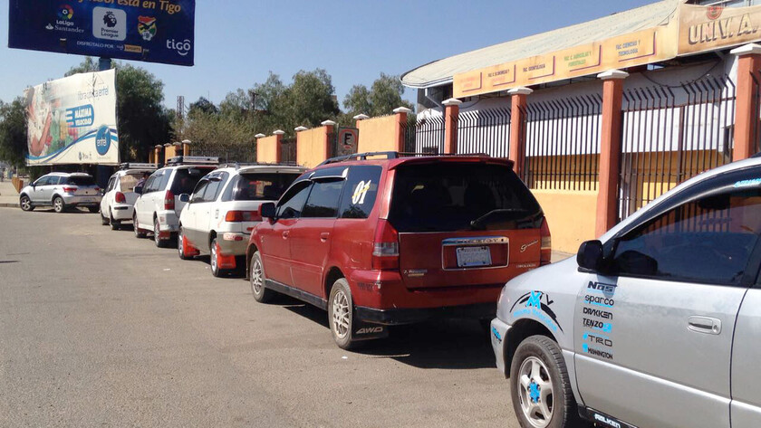 VEHICULOS SALDRAN DEL COLISEO UNIVERSITARIO TARIJA
