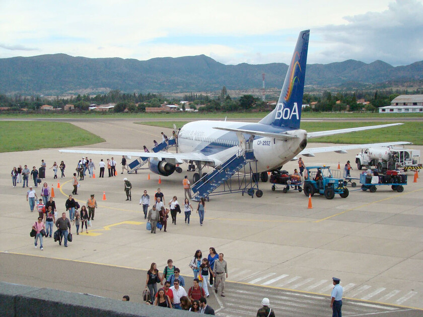 PASAJEROS LLEGAN A TURISTAS TARIJA