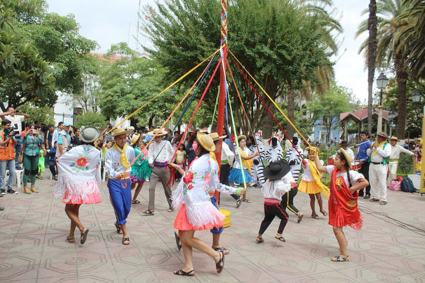 LA TRADICIONAL TRENZADA EN TARIJA