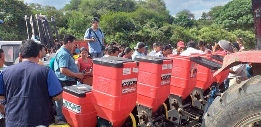 ENTREGA DE TRACTORES POR EL PROSOL