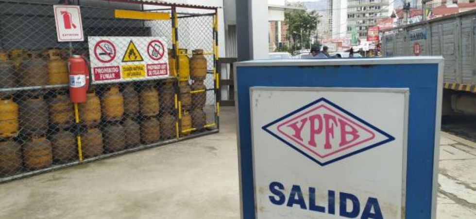 Aprehenden a tres personas por la contratación irregular de seguros en YPFB