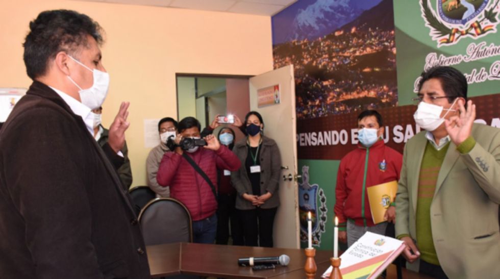 Patzi posesiona a nuevo director del Sedes La Paz