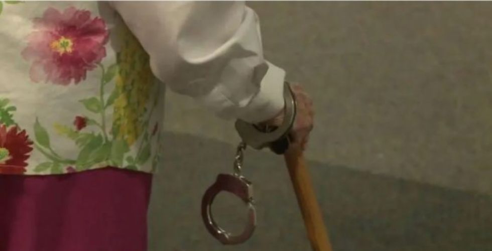 Abuela obligó a nieta a hacer videollamadas pornográficas