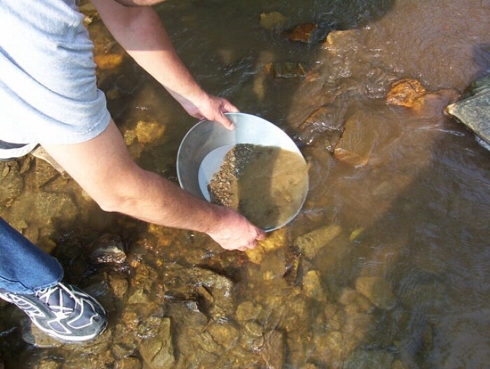 Minería del oro: migajas en las arcas y mercurio en las aguas