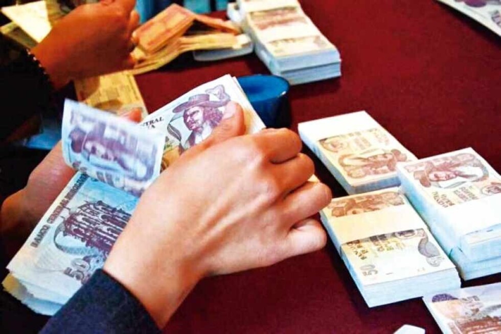 El 70% de la población gana  menos de Bs 2.800 al mes