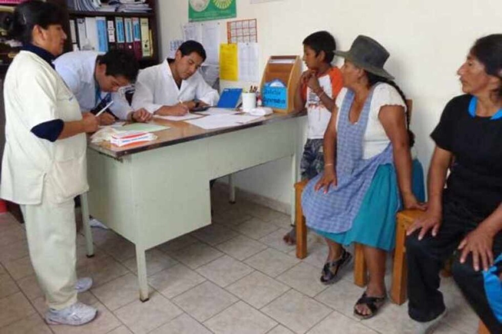 CEDLA: política nacional de salud en Bolivia es urgente