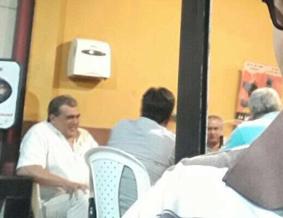 Milcíades se sienta a la mesa