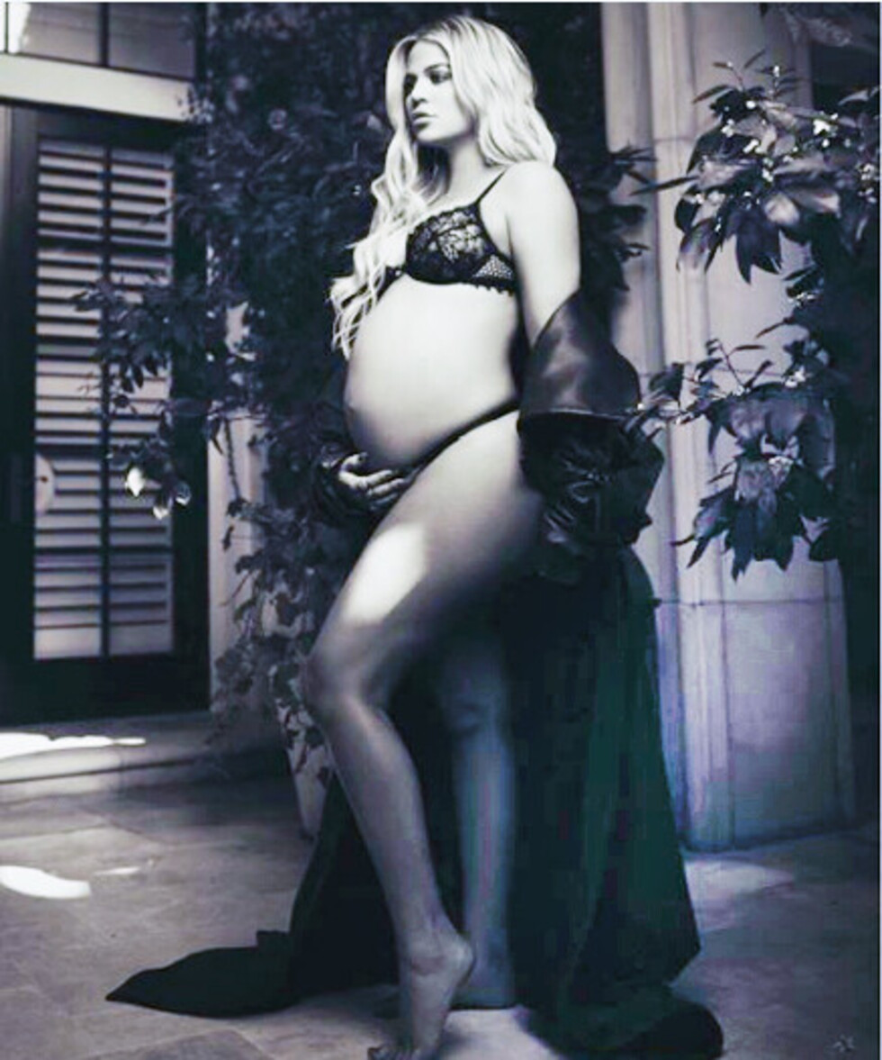 Khloé mostró su  enorme pancita  en foto sensual