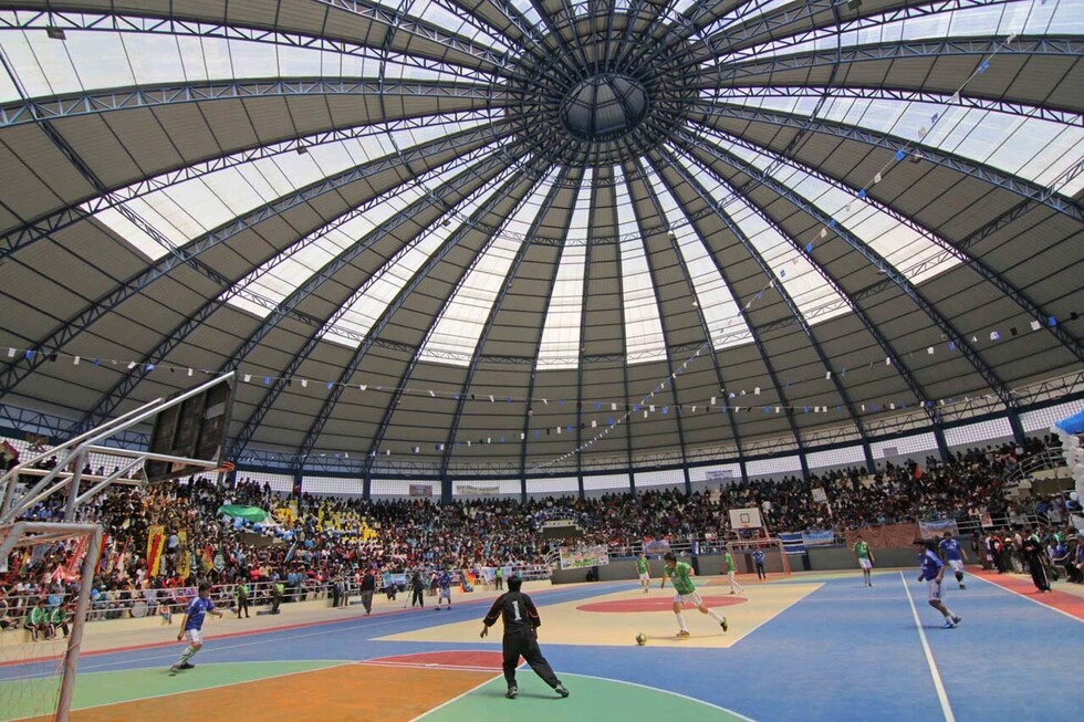 Presidente entrega coliseo cerrado en la comunidad Tres Cruces de Santa Cruz
