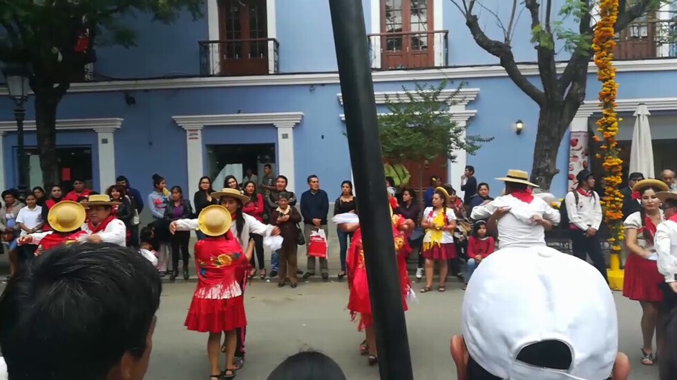 Video: Ochocientos estudiantes de Canasmoro bailaron en las calles de Tarija
