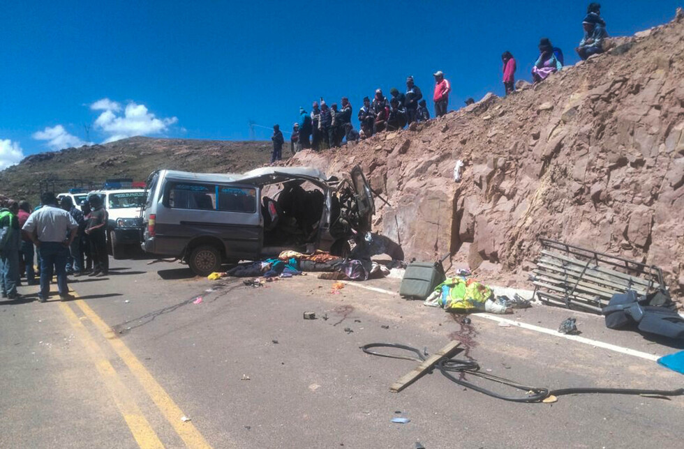 Minibús choca un cerro en Potosí y deja 12 muertos