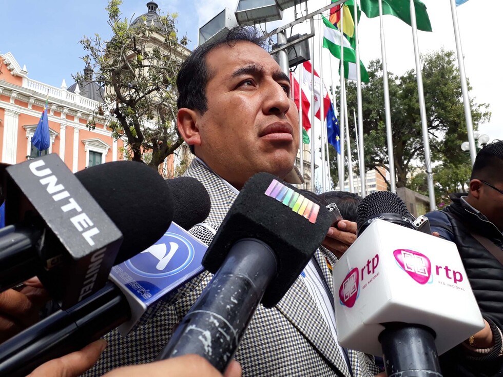 Denuncian que retiraron dinero del Banco Unión en la madrugada y sin escolta