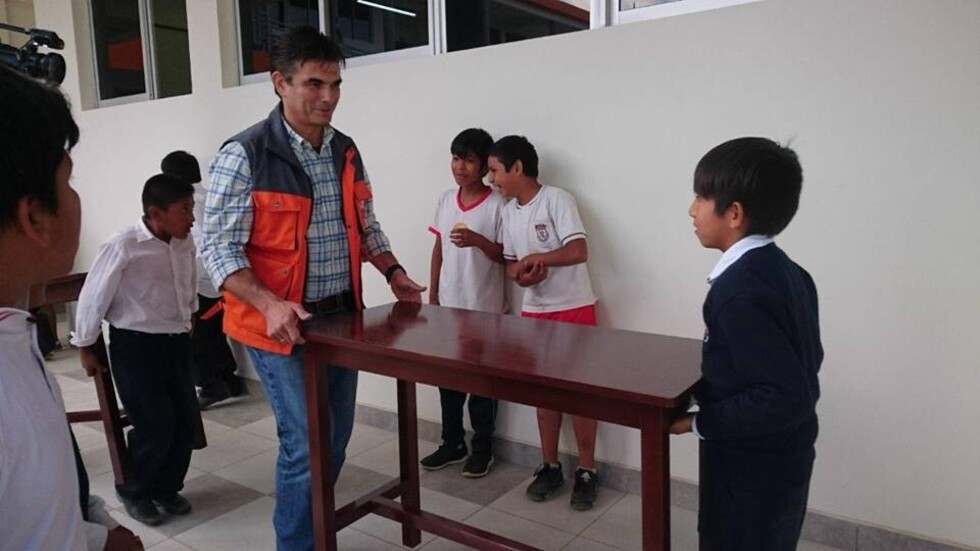Alcalde entrega paquete de mobiliario escolar a nueva unidad educativa Humberto Porto Carrero