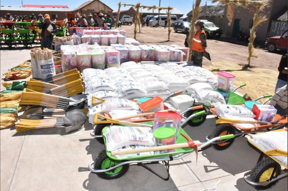 Presidente entrega ayuda humanitaria a la población de los Urus de Llapallapani en Oruro