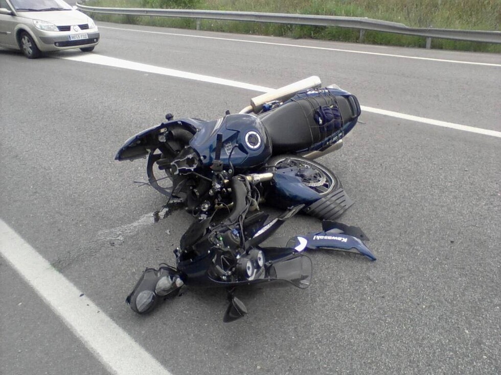 Motociclista queda mal herido al cruzar túnel