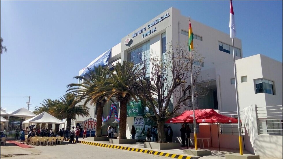 Presidente inaugura nuevo edificio de YPFB y punto de venta de urea en Tarija