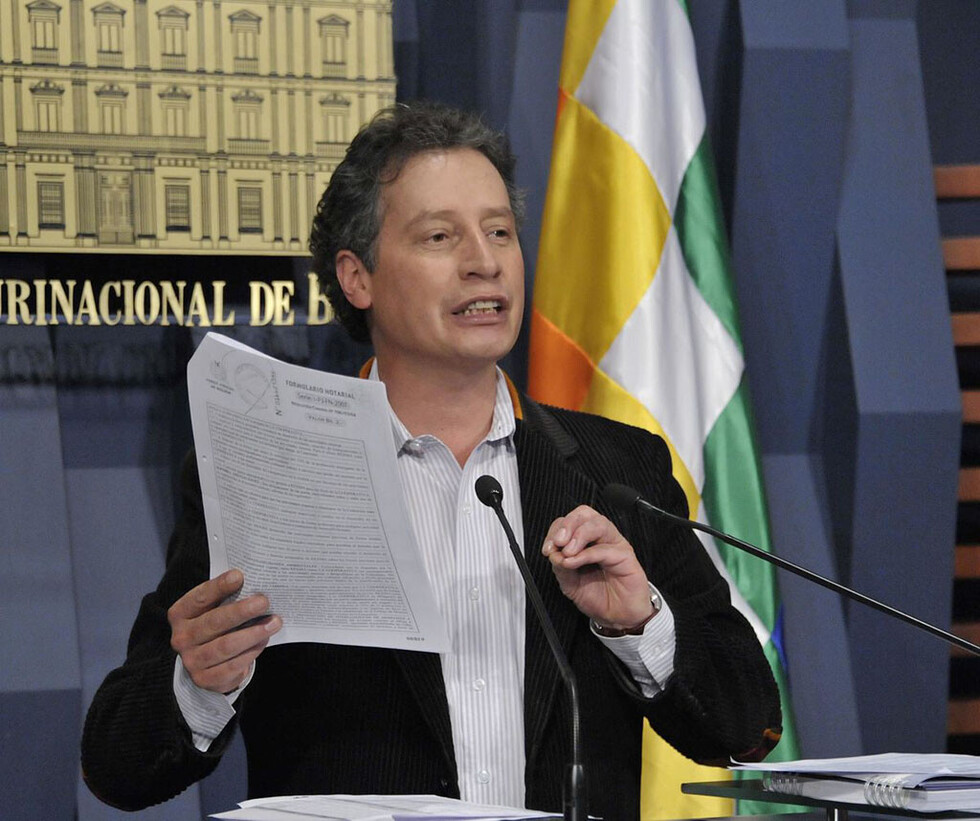 Arce denuncia a Leyes por sobreprecio en mochilas