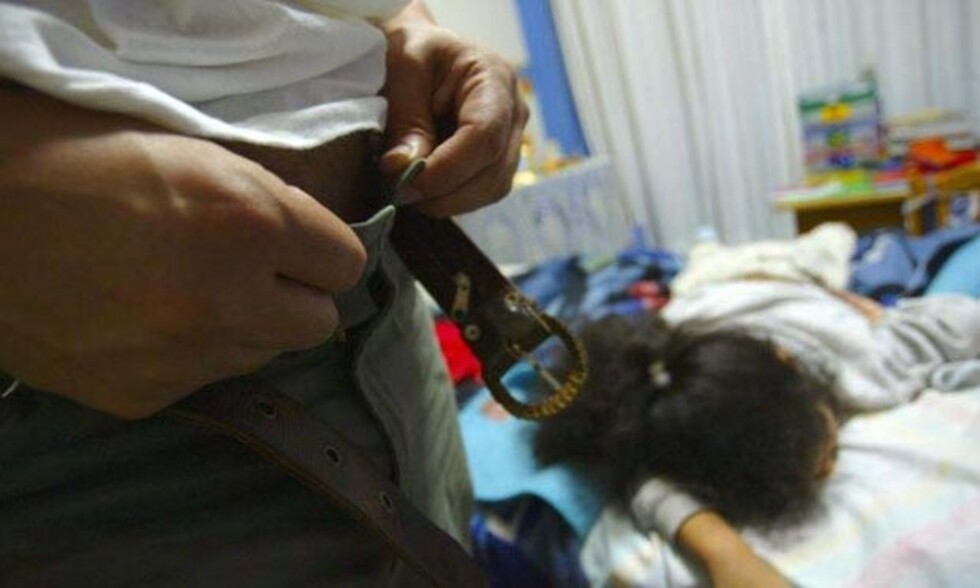 Obligaba a hija a acostarse con su padrastro desde los 7