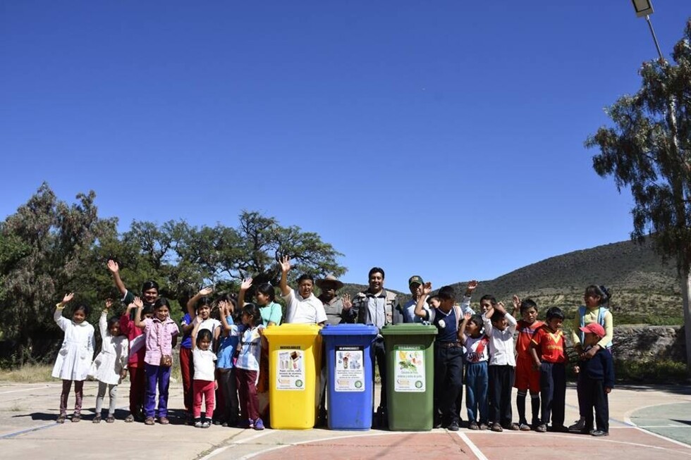 EMAT entrega contenedores y capacita a comunarios de San Agustín Sud