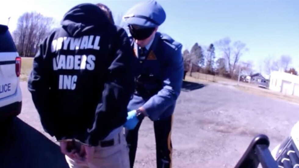 Tenía olor a “yerba” y policía le manoseó el ano