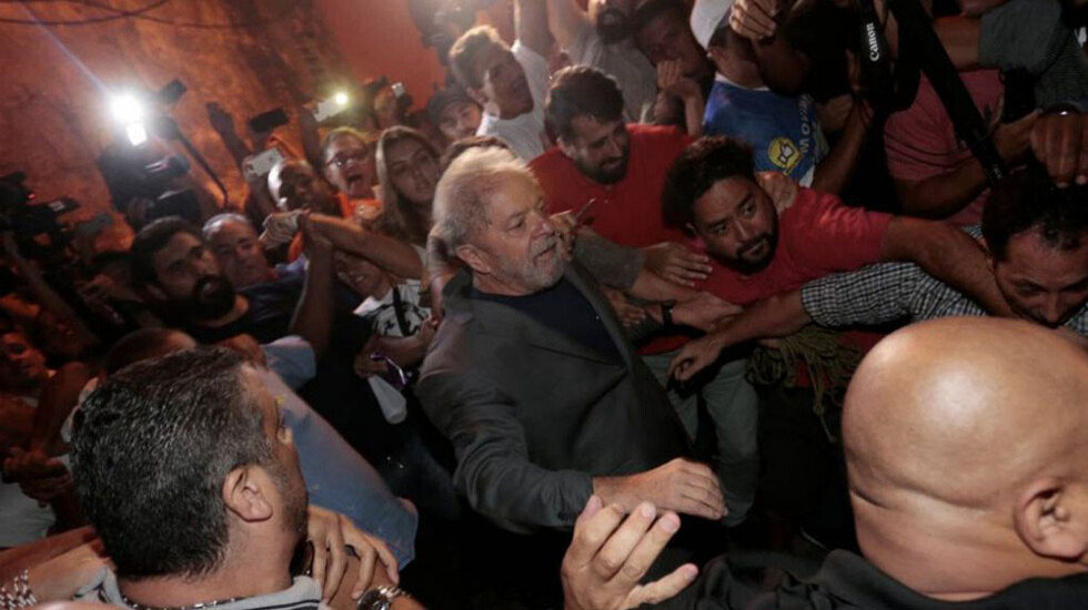 Lula da Silva se entrega a la justicia, alega inocencia