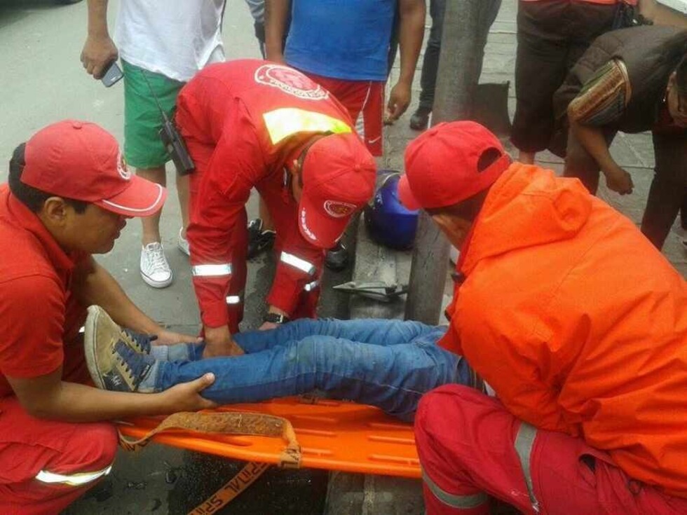 Una camioneta embistió a motociclista y bus lo pisó