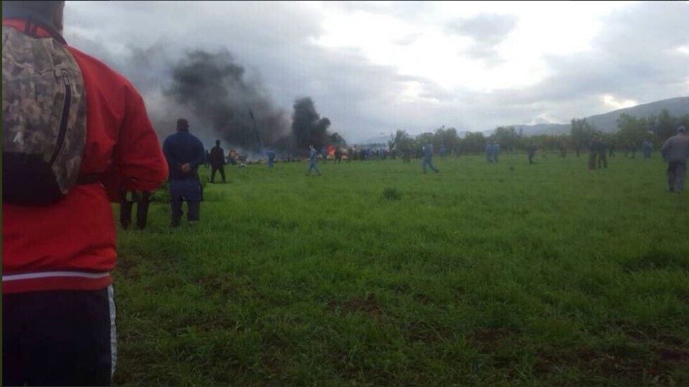 Se estrella un avión militar con 200 personas en Argelia