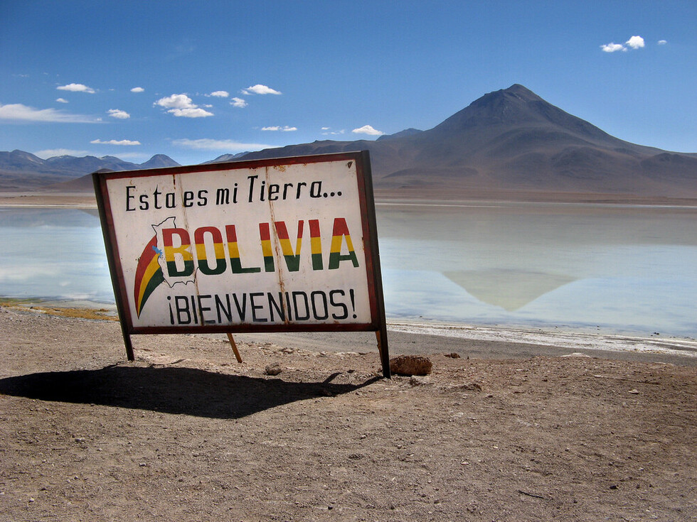 Extranjeros se enfrentan a una maraña burocrática para lograr la residencia en el país