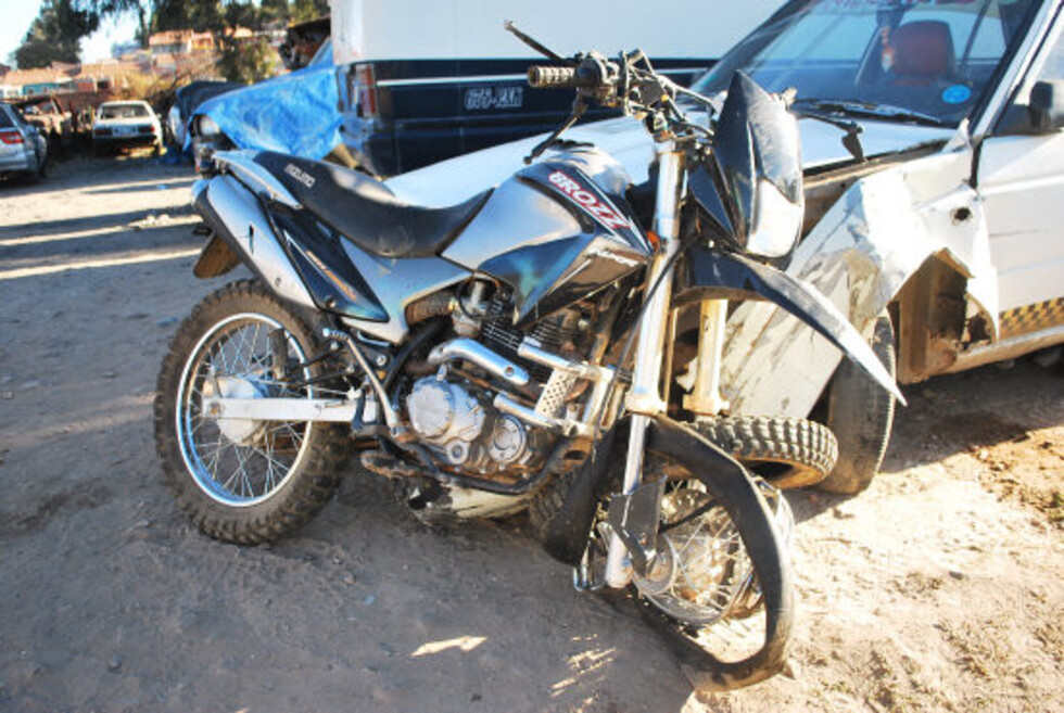 Choque de moto a vagoneta deja 2 heridos de gravedad
