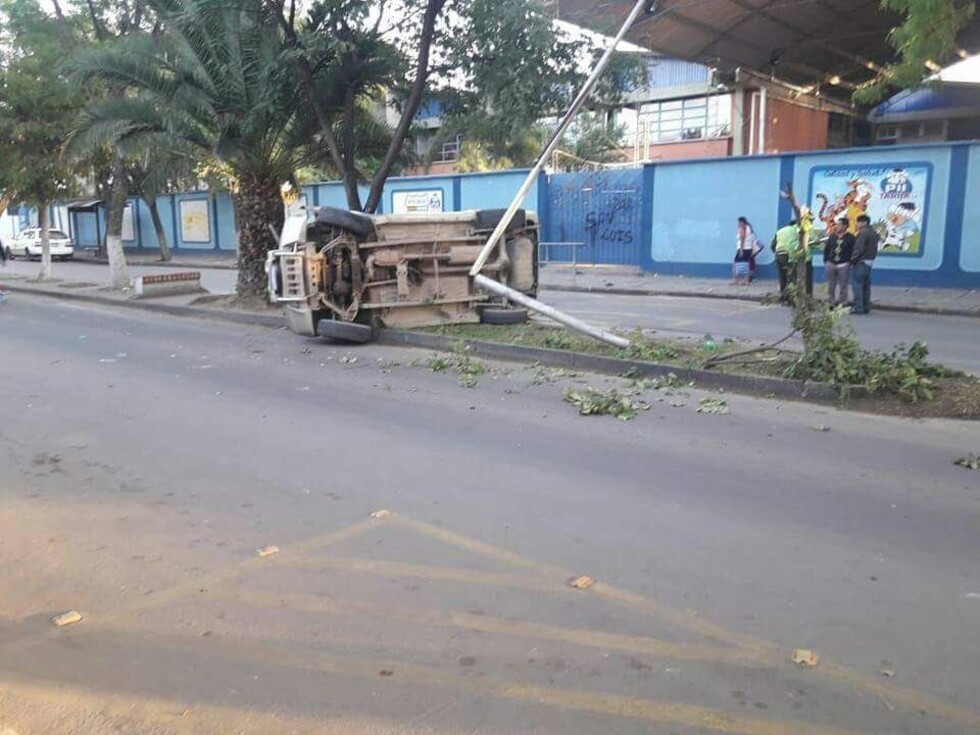 Vagoneta vuelca en avenida Belgrano