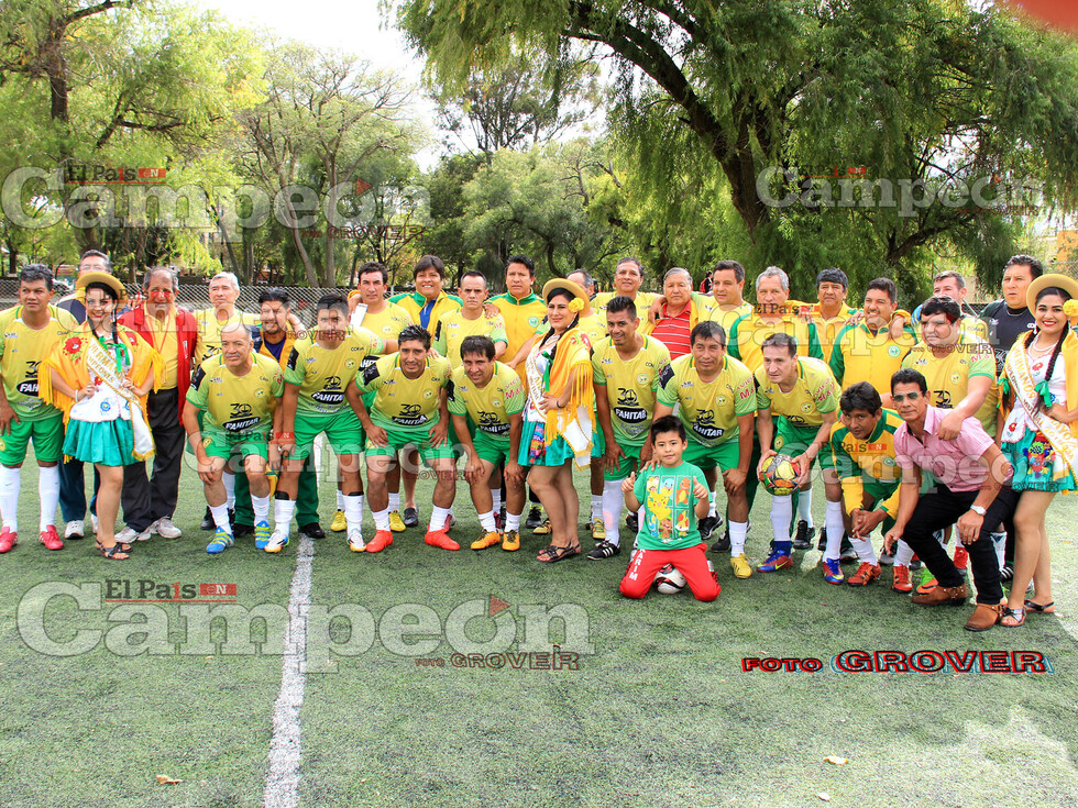 Las leyendas vivientes del fútbol boliviano deslumbran a Tarija