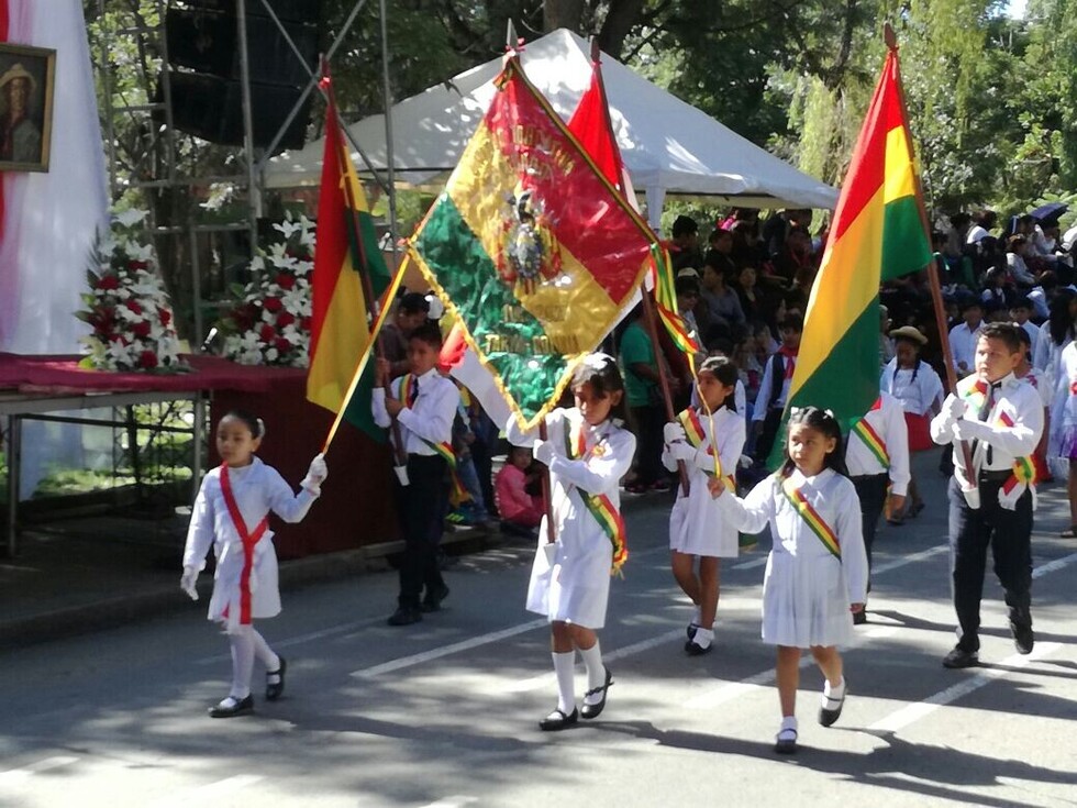 Desfile escolar se desarrolla con mayoritaria presencia de autoridades ediles