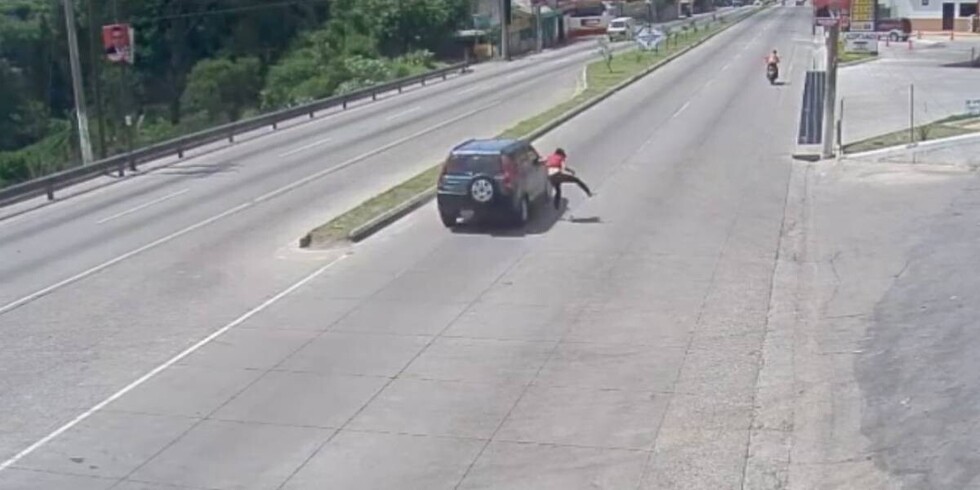 Una mujer fue atropellada a propósito, buscan al marido
