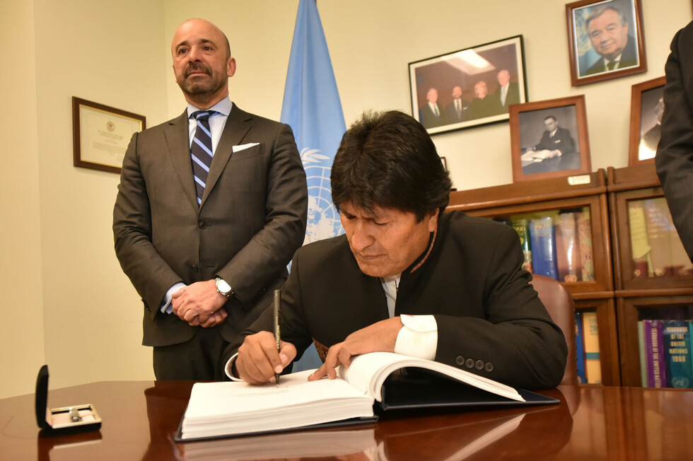 Bolivia firma tratado que prohíbe armas nucleares y convención sobre arbitrajes