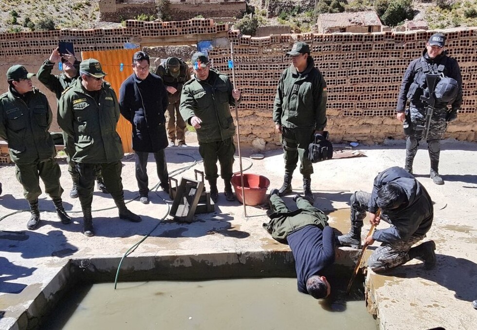 Más de mil policías golpean al “juqueo” en la mina Huanuni